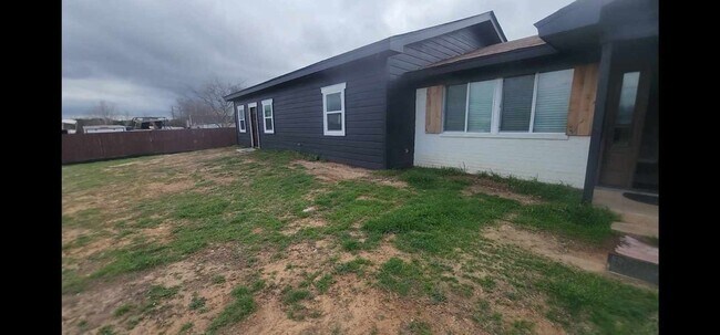 Building Photo - Granbury TX ; 2 bed 1 bath duplex! Water provided