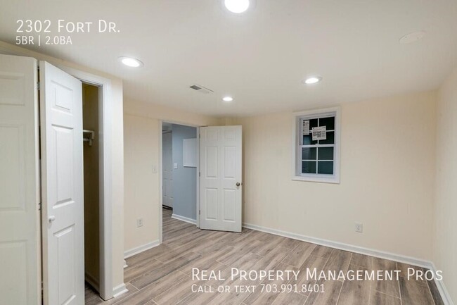 Building Photo - 2302 Fort Dr