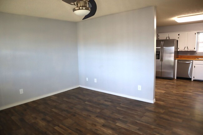 Building Photo - Charming 3 bedroom 1 bath on an Oversized lot
