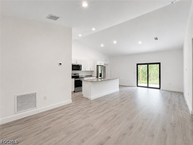 Building Photo - 537 Greenbriar Blvd