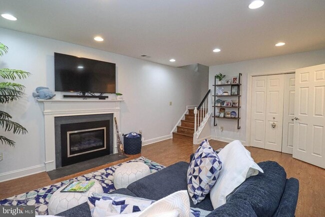 Building Photo - 1596 N Colonial Terrace