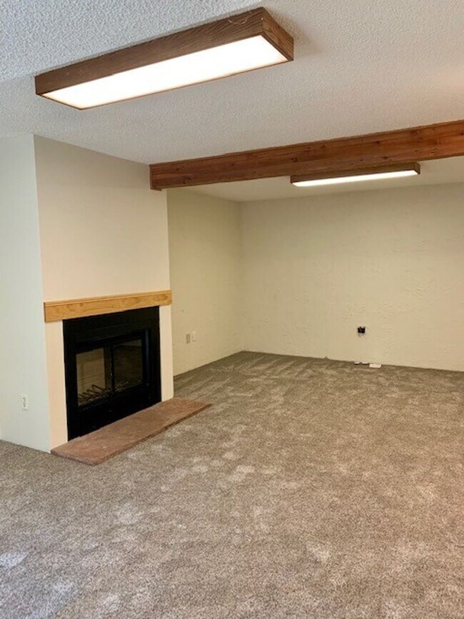 Building Photo - STUDENTS WELCOME! 3-Bed / 2-Bath Home 2 Miles from CSU