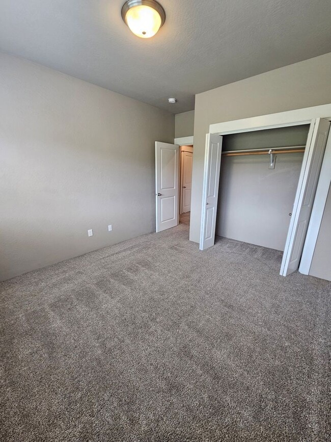Building Photo - Beautiful 3 Bedroom Townhouse! Won't Last!