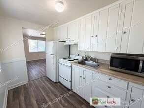 Building Photo - Cute and Remodeled 2-Bedroom Duplex in Great Seattle Location!