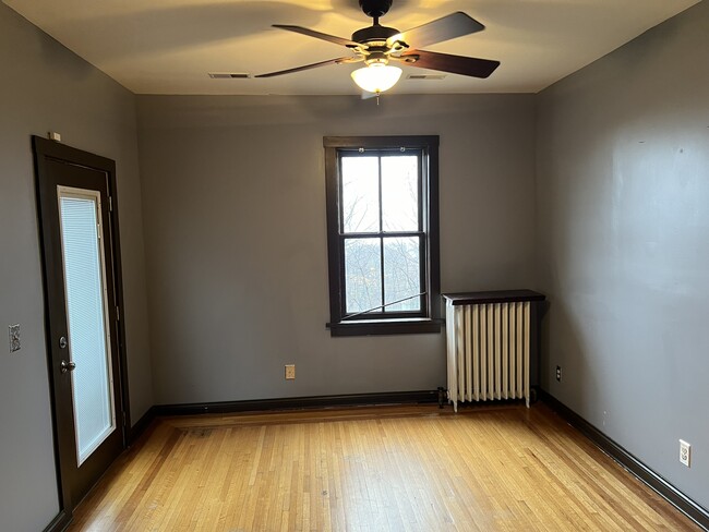 Building Photo - 721 W 7th St
