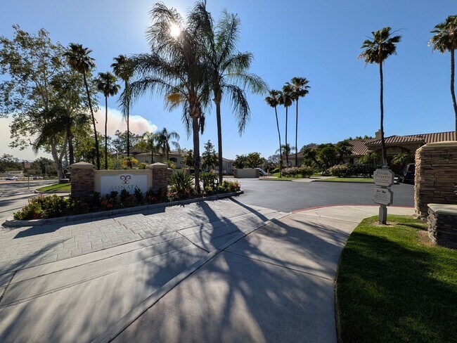 Building Photo - 2 Bedroom 2 Bathroom Condo in the Heart of Canyon Crest, Riverside!