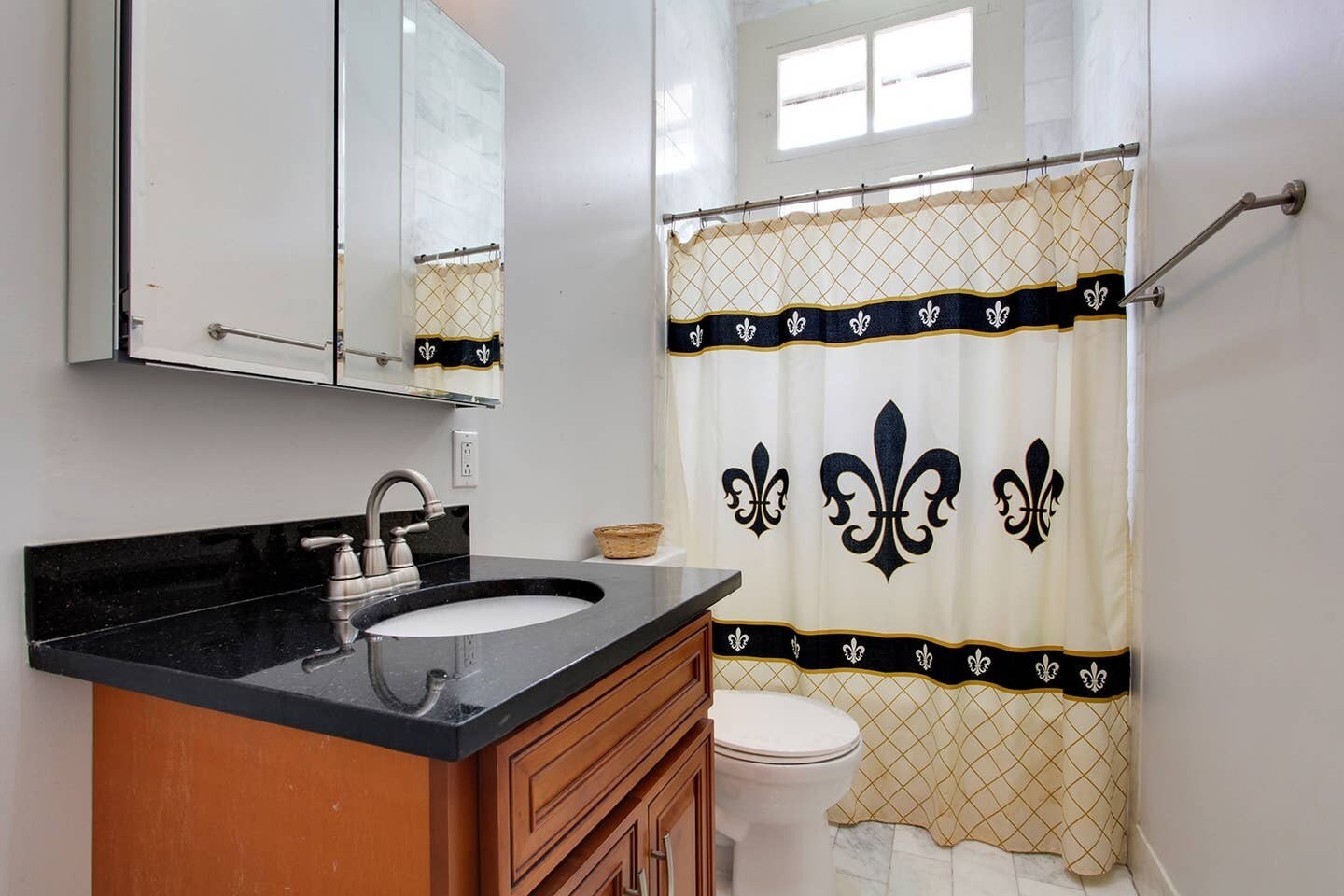 Full Bath - 5221 Magazine St