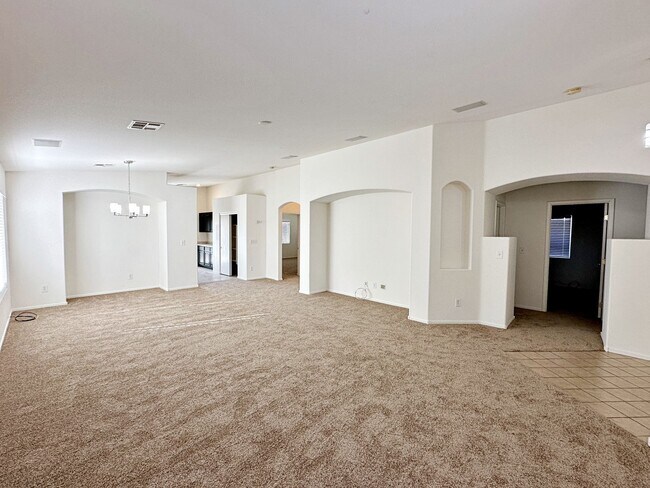 Building Photo - SINGLE STORY HOME WITH CASITA IN GATED COMMUNITY