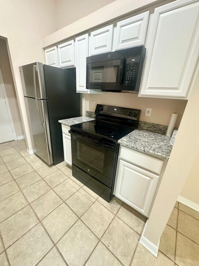 Building Photo - Incredible 3 bed 2 bath home in Apopka