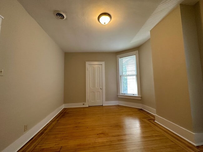 Building Photo - 1 & 2 Bedrooms-Brady St - Heat & Electricity Included
