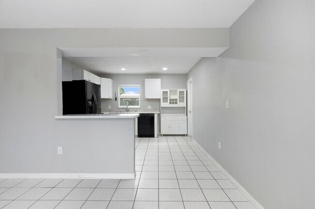 Building Photo - Charming & Rare 4-Bedroom Home in Saint Petersburg!