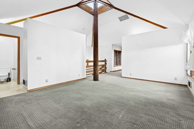 Building Photo - 2Bd/1.75Ba Mercer Island House