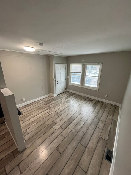 Building Photo - 106 N Main St