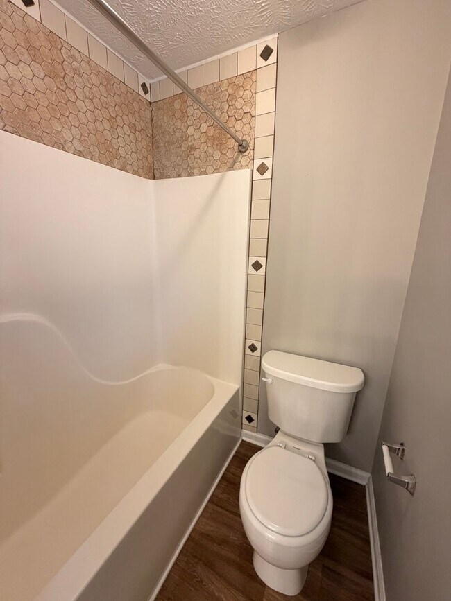 Building Photo - 3 BR, 2.5 BA, 2 Car Garage, Fenced in Backyard