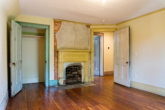 Building Photo - Gorgeous Rustic Renovation in Chicken Hill