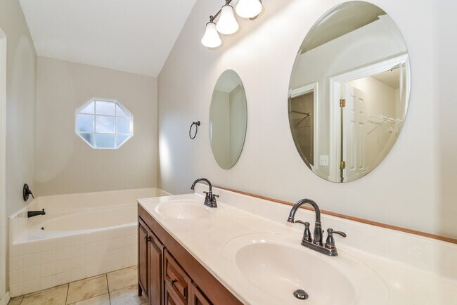 Building Photo - 2857 Aragon Terrace