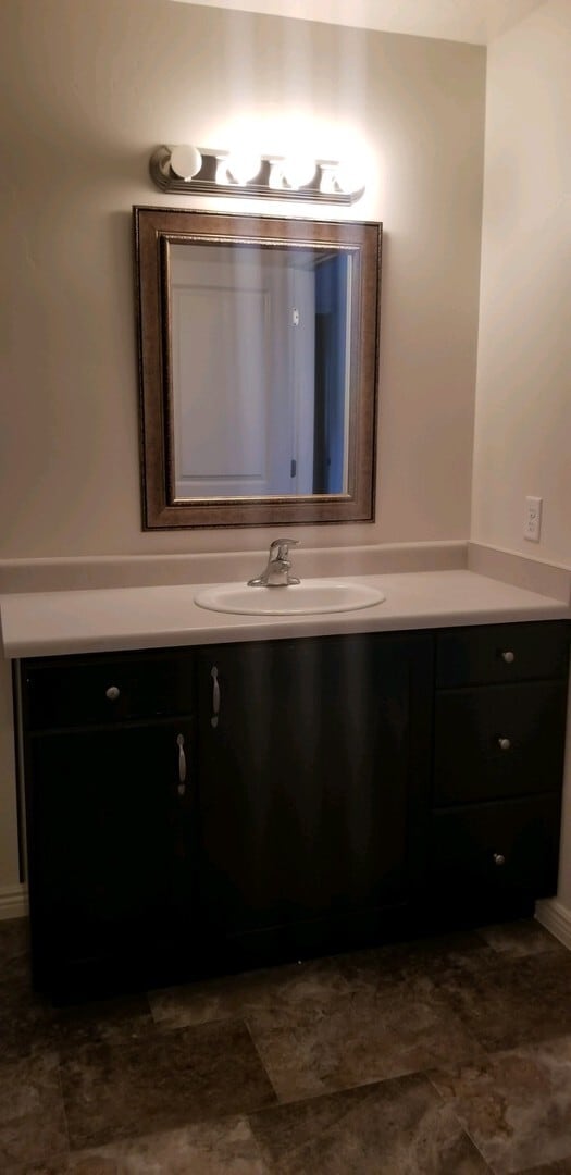 Building Photo - Town home in Little Valley Area. End Unit!!