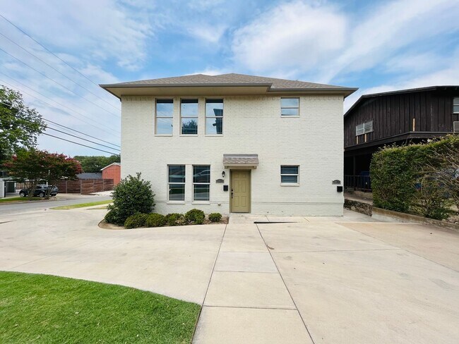 Building Photo - * MOVE IN SUMMER 6/27/2027 * $6500/$1300 per bed average 5 Bed 3 Bath 3 Block to TCU