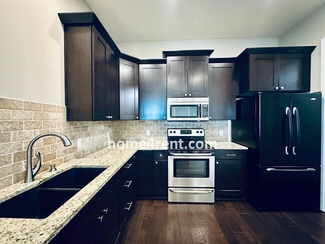 Building Photo - Main Level Primary Bedroom, Updated Kitche...