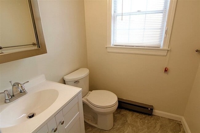 Building Photo - Spacious 3-Bed Townhouse with Wraparound D...
