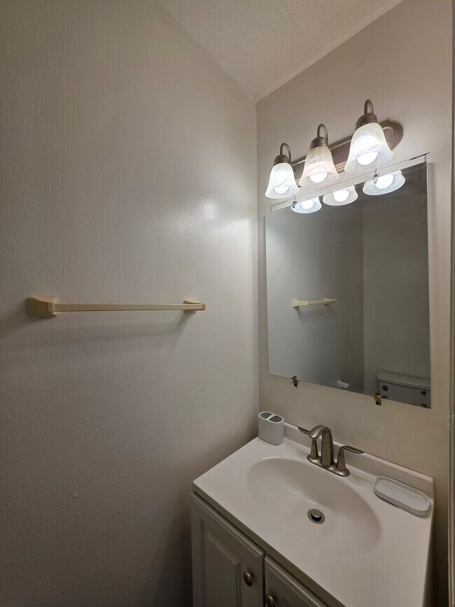 Building Photo - Charming 3-Bedroom Home with Spacious Backyard & Modern Amenities