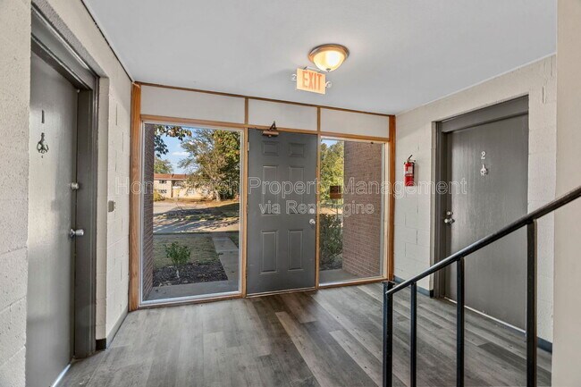 Building Photo - 16 Bruce Dr