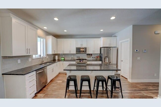 Building Photo - Beautiful 4 Bedroom Home in Midvale!