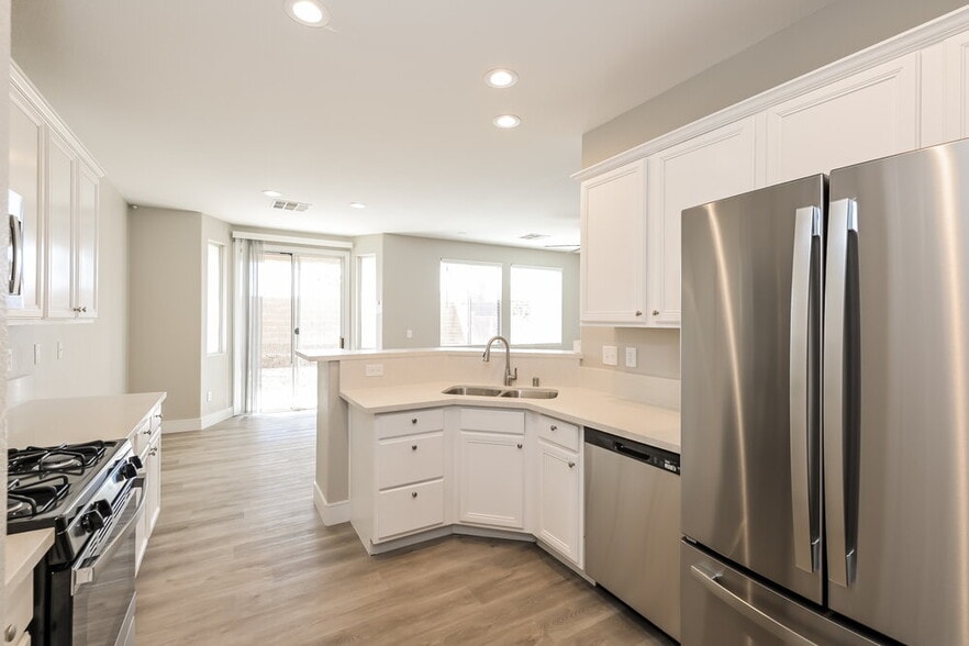 Building Photo - 10673 Mann St