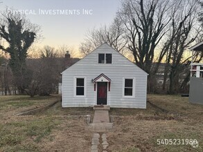 Building Photo - Charming SE Cottage