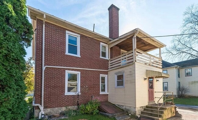 Building Photo - Spacious 4-Bedroom Home with Sunroom, Garage & Private Driveway!