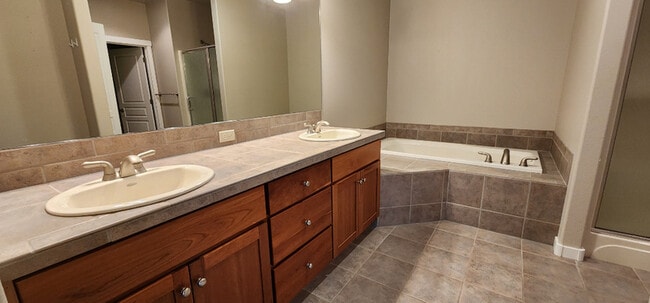 Building Photo - 1445 Highland Vw