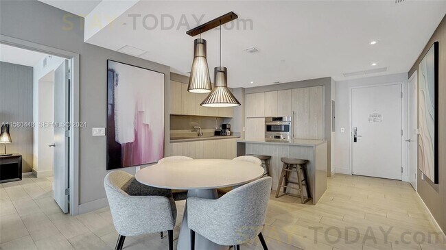 Building Photo - 4010 S Ocean Dr