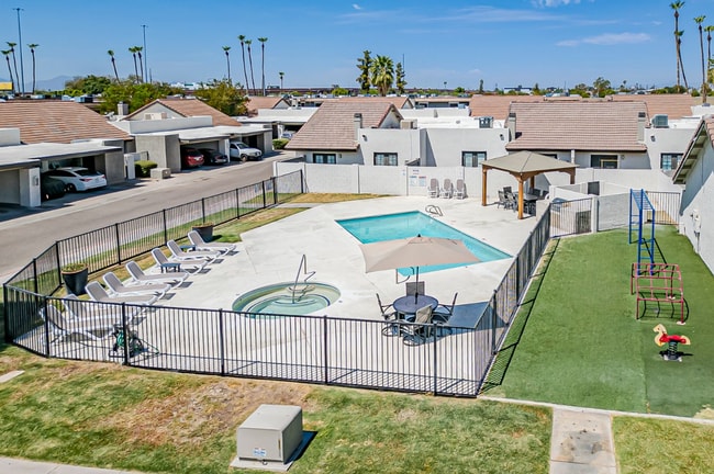 Building Photo - 2 Bedroom 2 Bathroom Town-home in Central Phoenix!!