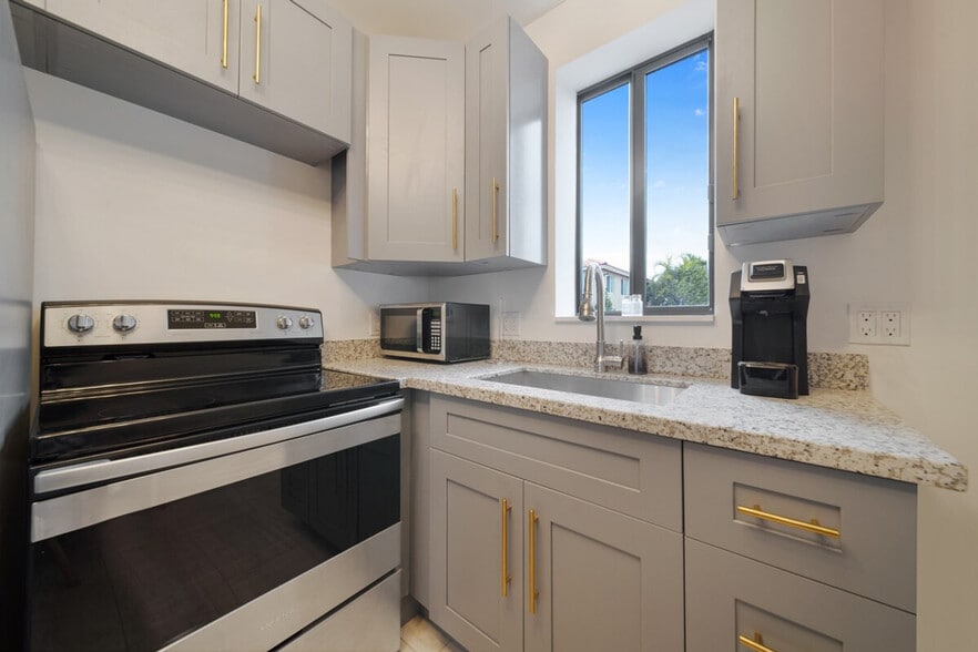 Building Photo - 2110 SW 16th St