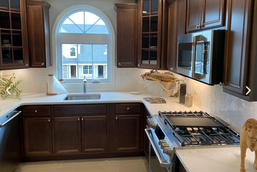 Gourmet kitchen with granite countertops - 35 Steven Cir