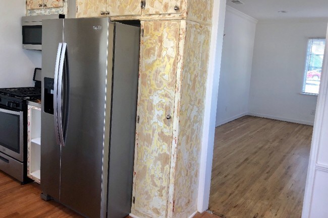 Building Photo - 11672 Oxnard St