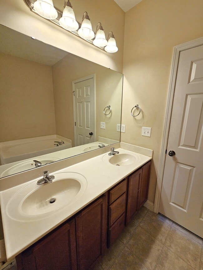 Building Photo - 20 Roselite Cir
