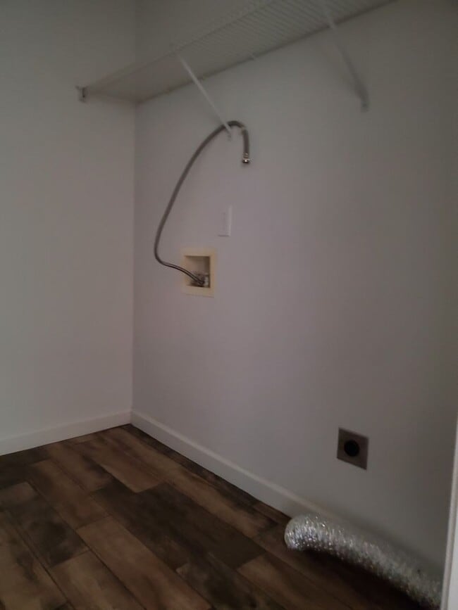 Building Photo - Ready to move in!