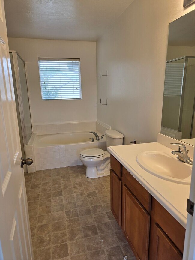 Building Photo - Beautiful 4 Bed, 2.5 Bath Townhome in Prim...