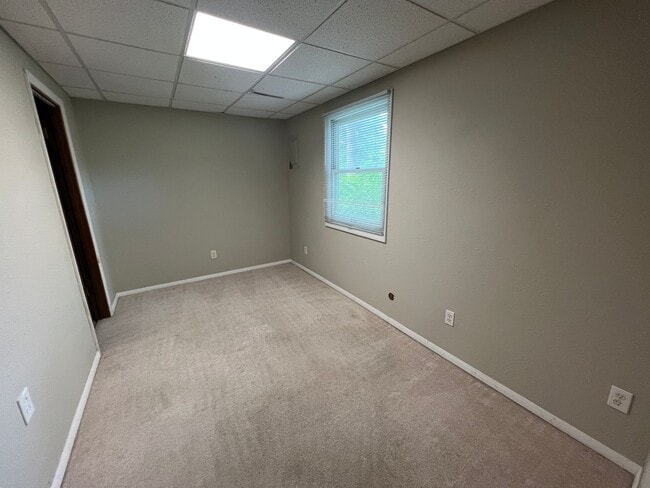 Building Photo - 3 Bedroom 2 Bathroom Iowa City Home!