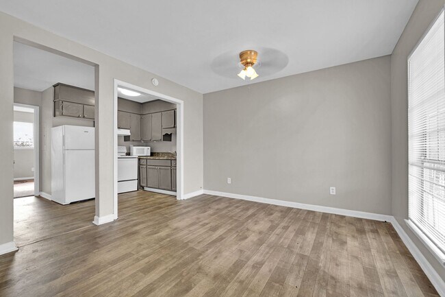 Building Photo - Westbury 1 bedroom 1 bath (downstairs)