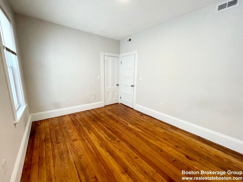 Building Photo - 10 Buttonwood St
