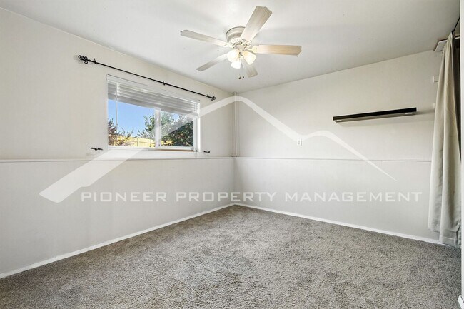 Building Photo - Spacious Home with Washer/Dryer and Centra...