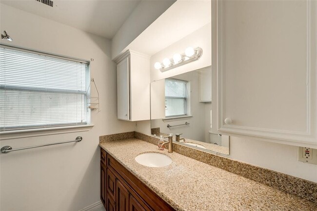 Building Photo - 6310 Ash Oak Dr