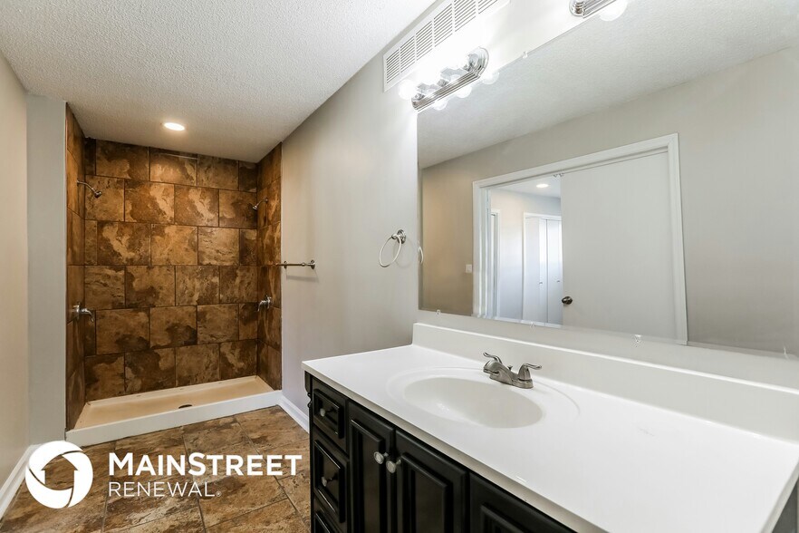 Building Photo - 1813 NE Gatewood Dr