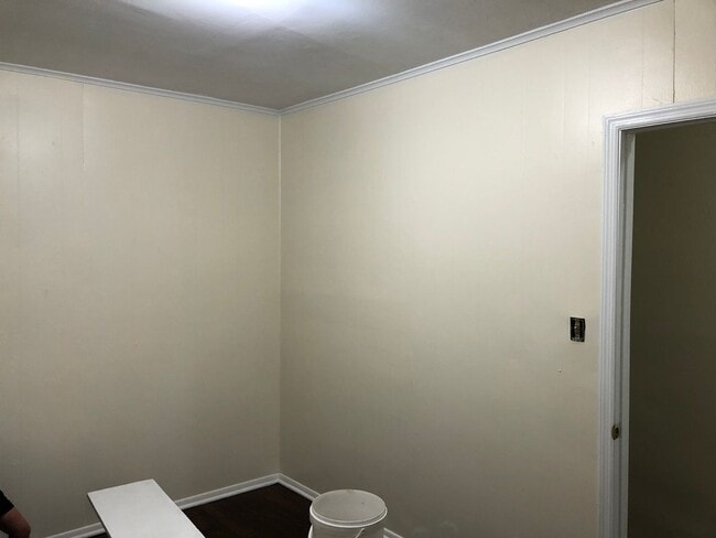 Building Photo - Great Home! New Kitchen with Granite Counters! Large Living Room!