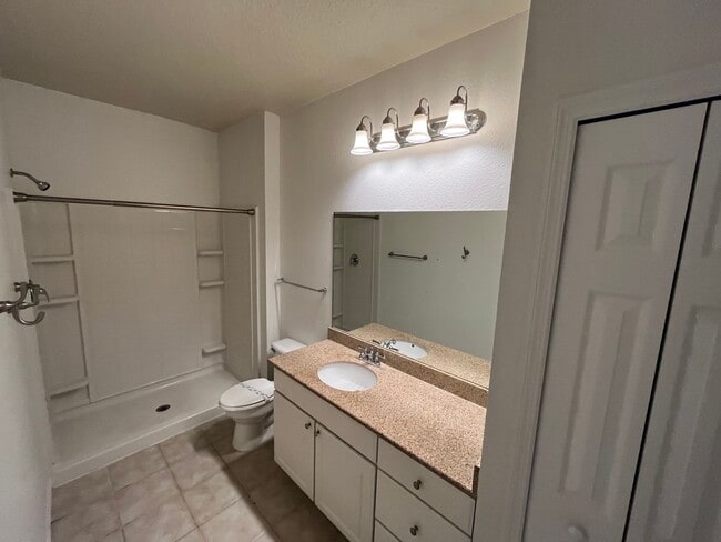 Building Photo - 1Bdrm 1Bath -- Gated Community of Southern...