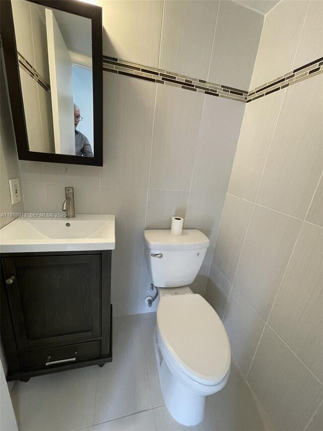 Building Photo - 2652 Riverside Dr