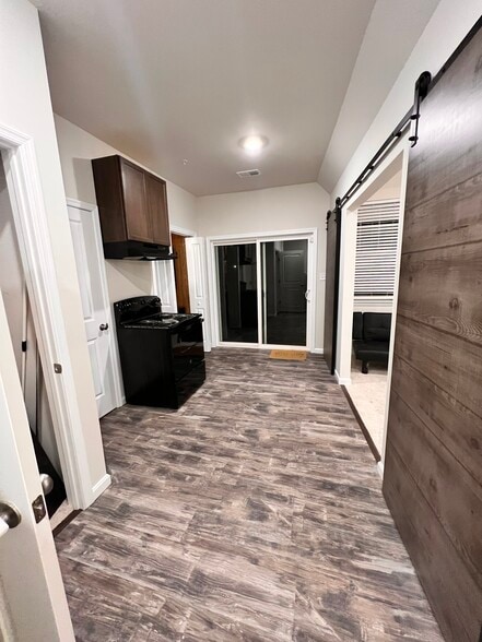 Building Photo - 2067 Hinshaw Dr