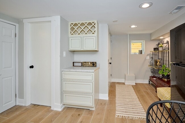 Building Photo - 1226 Longmeadow Dr